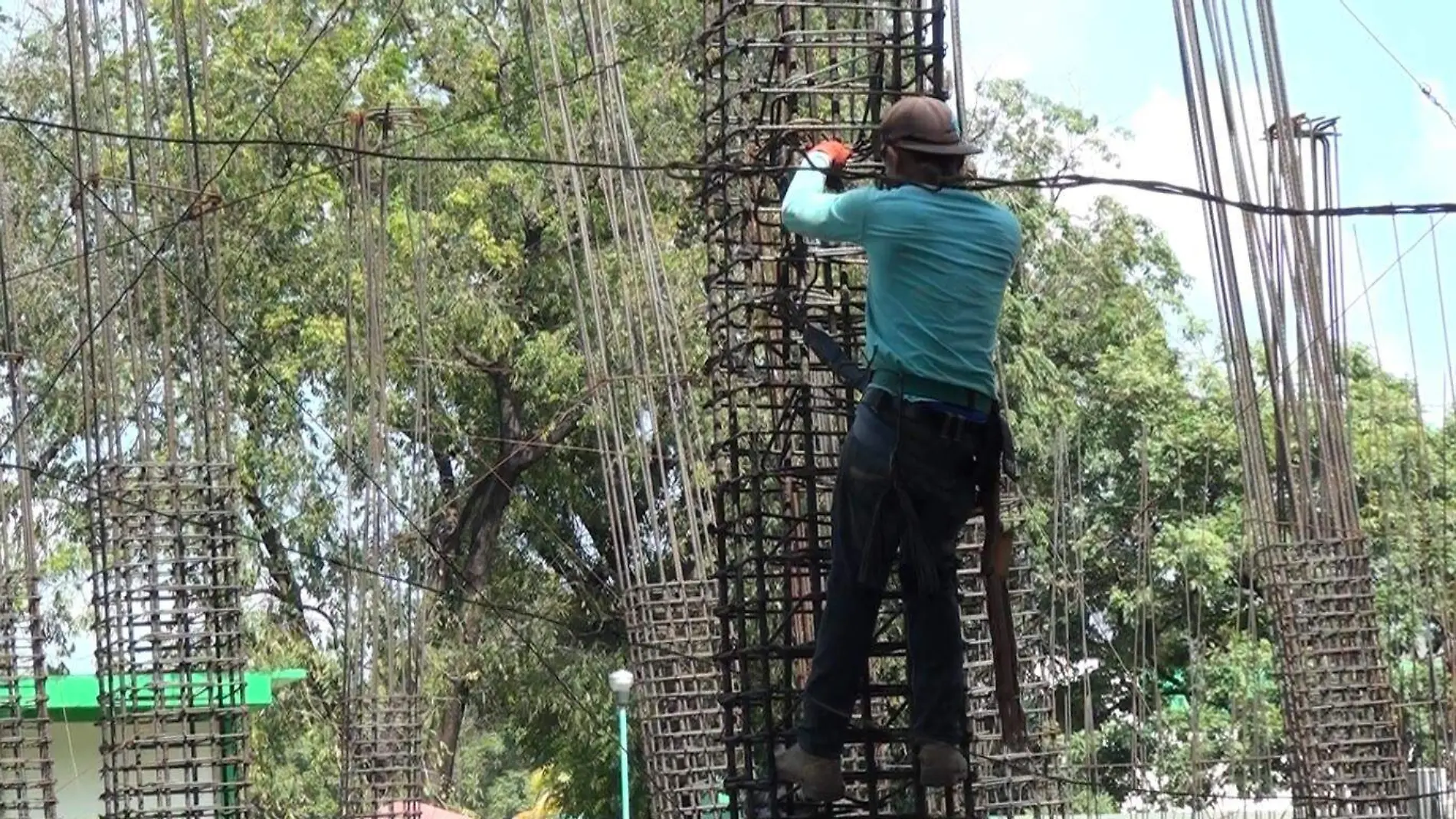 hombre trabajando en una construcción